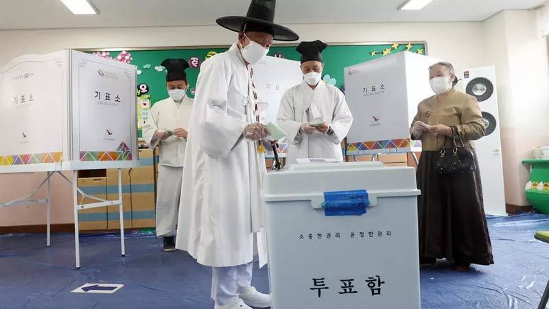 Người Hàn Quốc đeo khẩu trang, găng tay đi bỏ phiếu giữa đại dịch Covid-19
