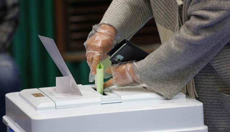 Người Hàn Quốc đeo khẩu trang, găng tay đi bỏ phiếu giữa đại dịch Covid-19
