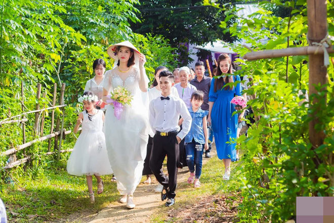 Cặp đôi chồng cao 1,4m, vợ cao gần 2m: Hễ giận dỗi, vợ lại túm áo chồng