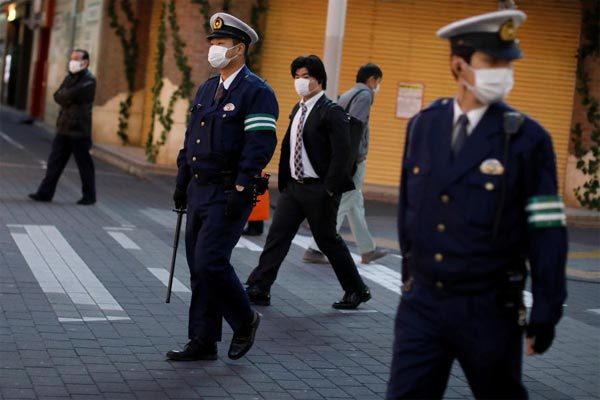 Phớt lờ lệnh cấm đến tụ điểm giải trí mùa dịch, nghị sĩ Nhật nhận kết đắng