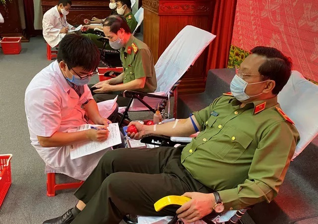Công an hiến máu mùa dịch: Cuộc chiến nào cũng không tiếc máu xương