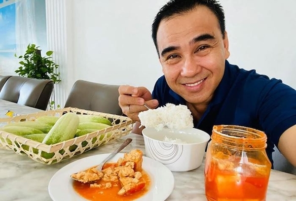 'MC giàu nhất Việt Nam' Quyền Linh vẫn ăn cơm nguội buổi sáng