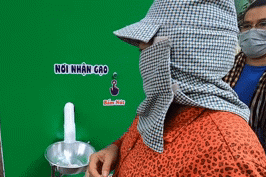 Người nghèo cúi đầu cảm ơn chủ 'ATM gạo', hỏi mai có được lấy tiếp