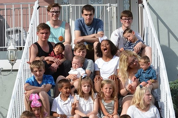 Người mẹ Mỹ lây nhiễm Covid-19 cho 17 người con