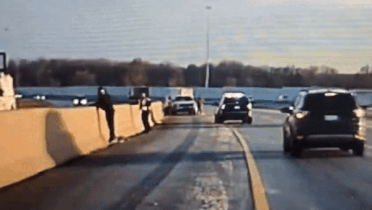 Cảnh sát nhanh chân nhảy lên barrier tránh ô tô mất lái