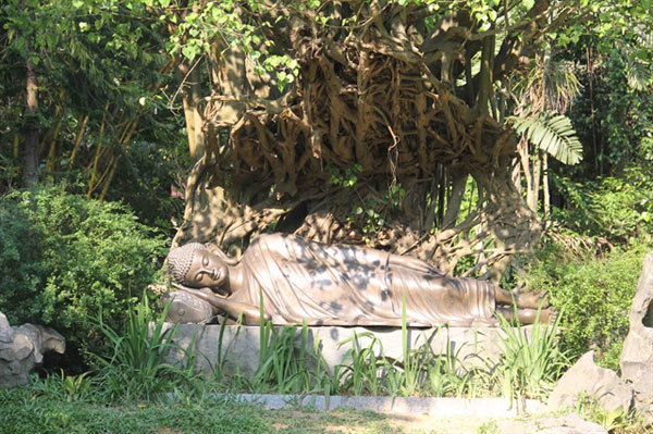 Pagoda in Hue offers serenity