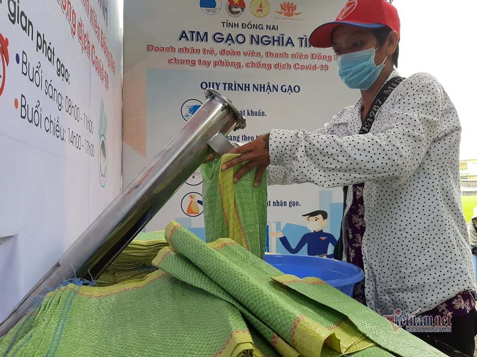 'ATM gạo' lan tỏa khắp nơi, người nghèo nhận gạo bằng túi giấy