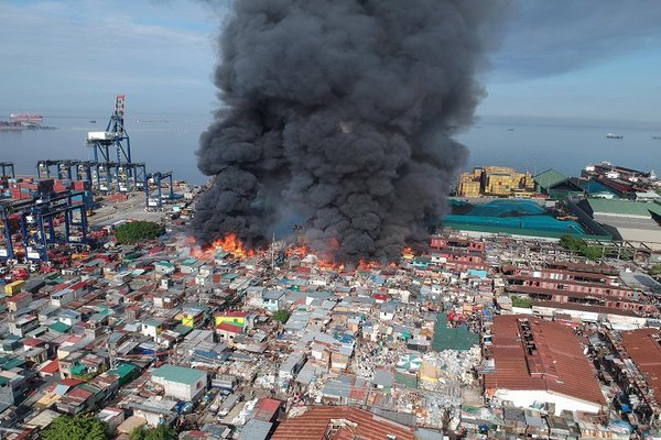 Bị hỏa hoạn thiêu rụi, hàng trăm hộ nghèo Philippines mất nhà