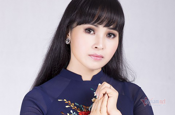 Ca sĩ Trang Nhung rớt nước mắt những ngày cách ly 4 con
