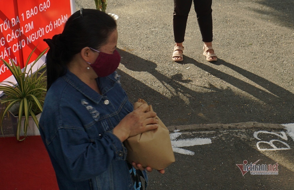 'ATM gạo' lan tỏa khắp nơi, người nghèo nhận gạo bằng túi giấy