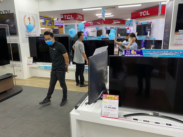Tivi giá 'bèo' vẫn ế