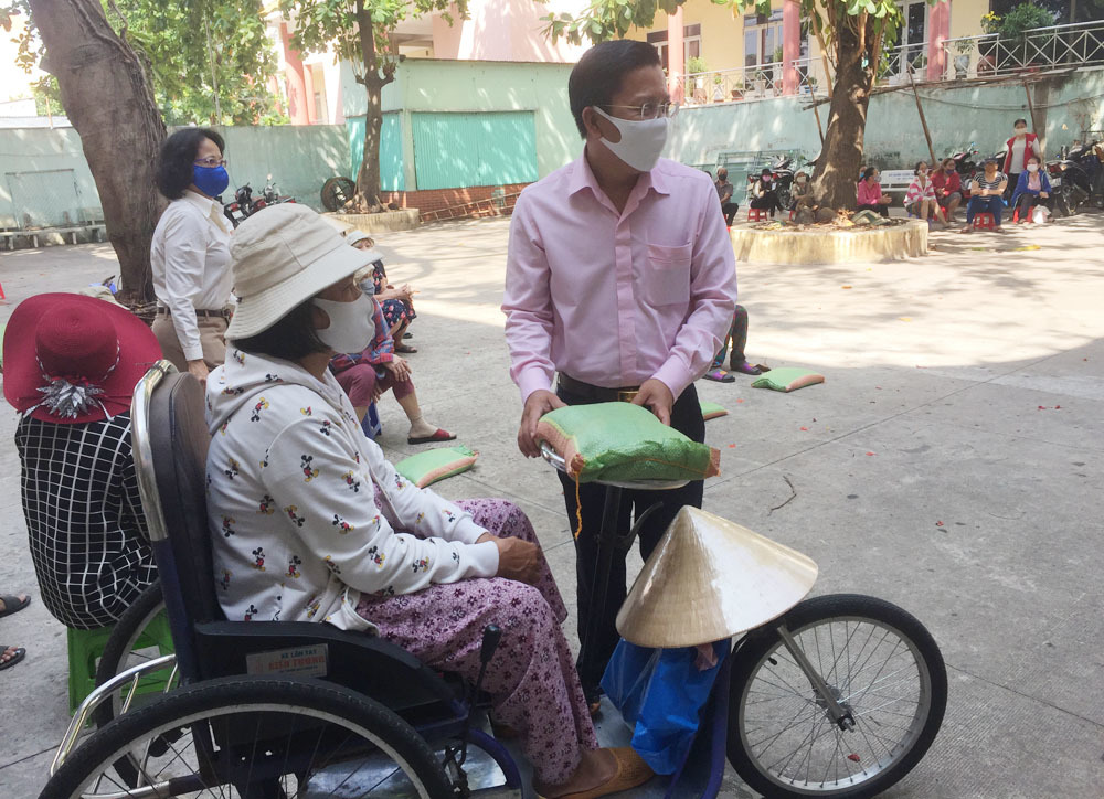Phát quà mùa dịch: Người nhận đã vui, người cho còn vui hơn