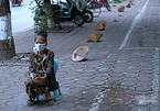 Nón, dép xếp thẳng hàng cách nhau 2m của người dân nhận thực phẩm miễn phí