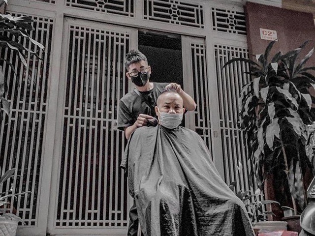 Salon đóng cửa, thợ tóc vẫn 'đè đầu' kiếm tiền triệu nhờ đâu?