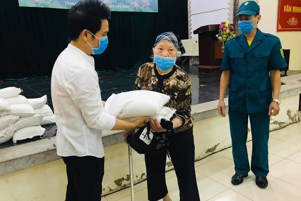 Vợ bị tâm thần, người bảo vệ nghèo xúc động nhận gạo từ thiện của ca sĩ Trọng Tấn