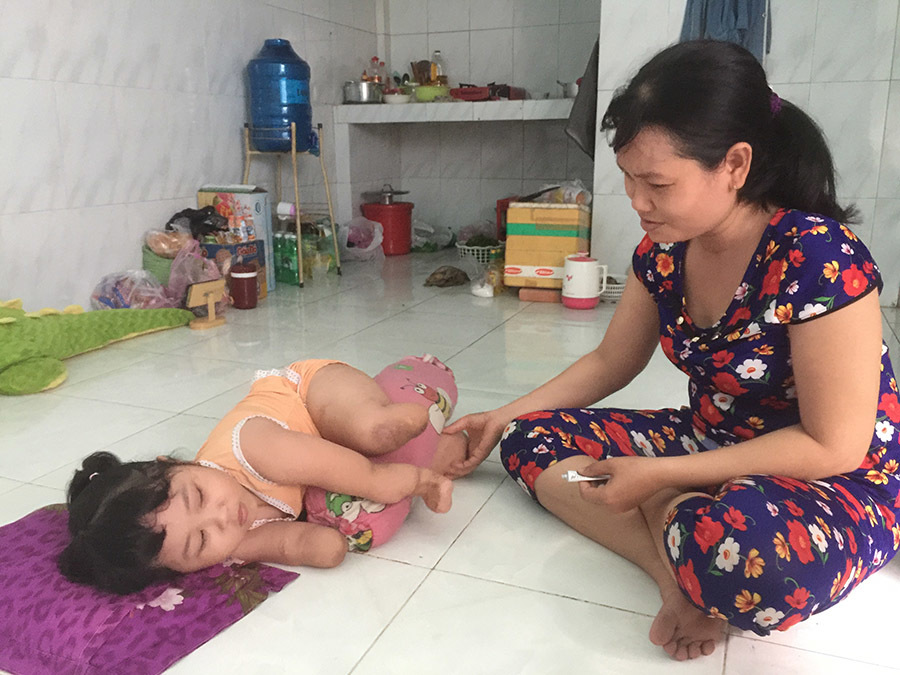 Cô bé 5 tuổi đáng thương theo mẹ đi bán vé số mỗi tối