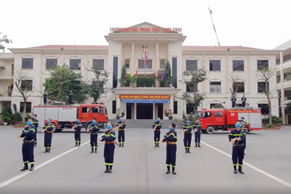Clip đốn tim cộng đồng mạng: Lính cứu hỏa, bác sĩ, robot nhảy Ghen Cô Vy