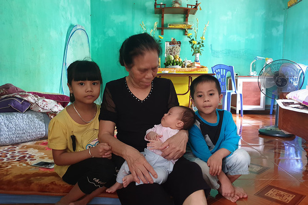 VietNamNet trao hơn 41 triệu cho người chồng goá vợ nuôi 3 con thơ