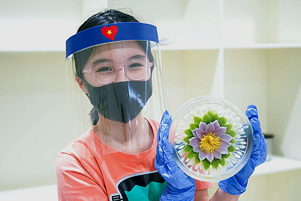 Thức đêm làm hàng trăm chiếc bánh thạch 3D tặng bác sĩ, bộ đội biên phòng