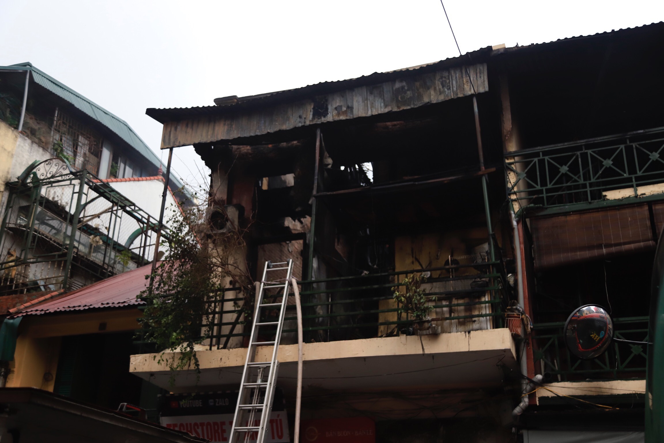 Nhà 2 tầng phố Hàng Ngang bốc cháy dữ dội