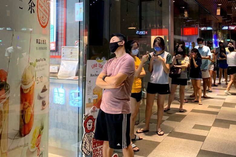 Dân Singapore ùn ùn xếp hàng mua trà sữa trước lệnh đóng cửa dập dịch
