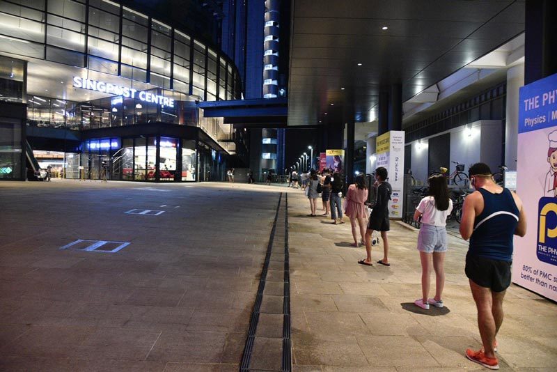 Dân Singapore ùn ùn xếp hàng mua trà sữa trước lệnh đóng cửa dập dịch