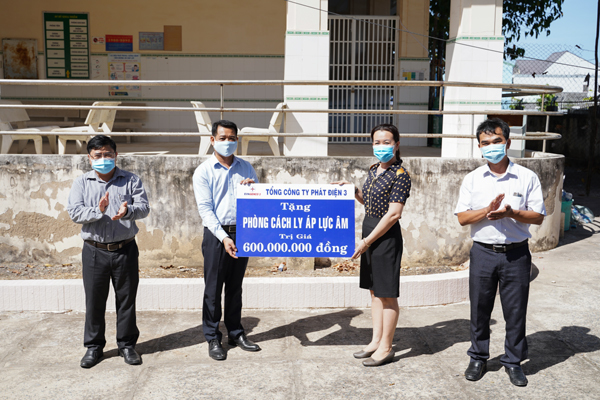 Tổng Công ty Phát điện 3 tặng Y tế Bình Thuận phòng cách ly âm