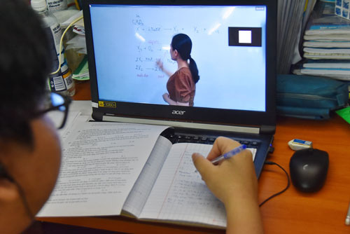 Vietnamese teachers, students frustrated with online teaching