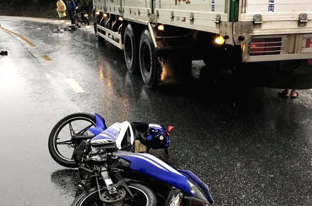 2 người chết thảm khi xe máy va chạm với xe tải ở Kon Tum