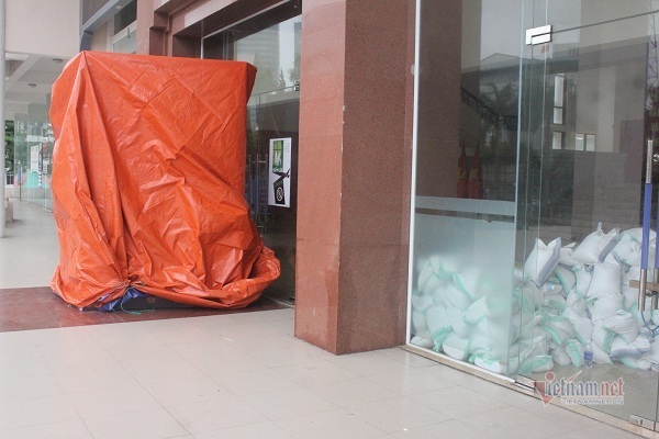 Có cả người đi ô tô, đeo vàng đến nhận, 'ATM gạo' ở Hà Tĩnh phải tạm dừng