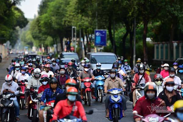 Cả nước ngày đầu nới cách ly xã hội, ngàn phương tiện ken kín đường