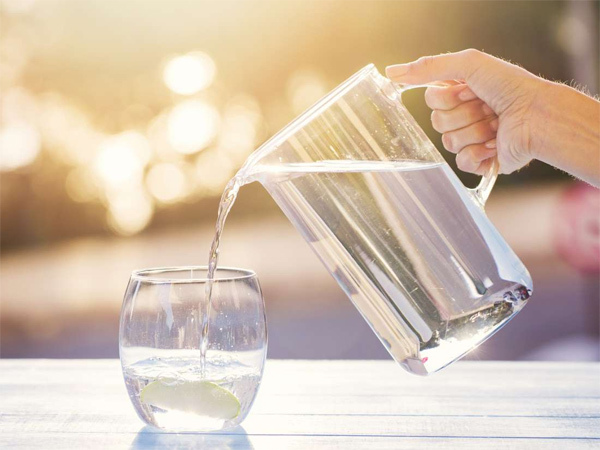 Bạn có nhất thiết cần uống đủ 8 cốc nước mỗi ngày?