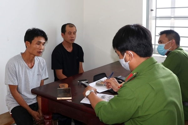 Bị nhắc đeo khẩu trang, 2 thanh niên Ninh Thuận đánh công an bị thương