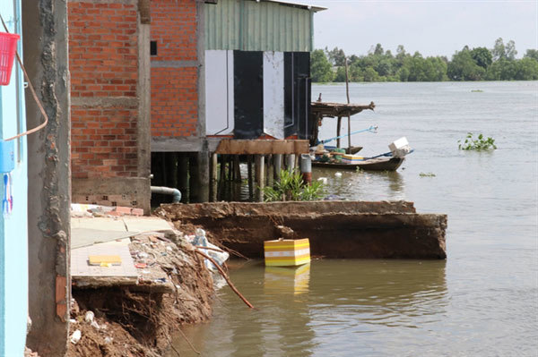 Long An to build erosion-prevention projects along rivers