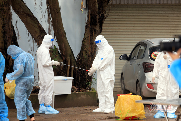 Vì sao bệnh nhân 994 từng khám ở BV E dương tính sau đó âm tính?