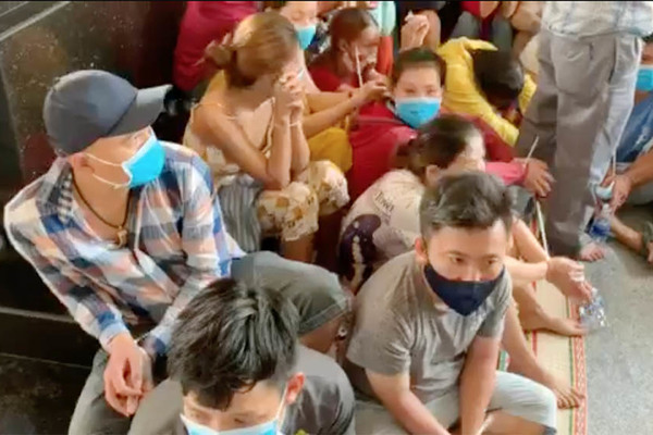 Đột kích sòng bạc hàng chục tay chơi ở nghĩa trang gia tộc Sài Gòn