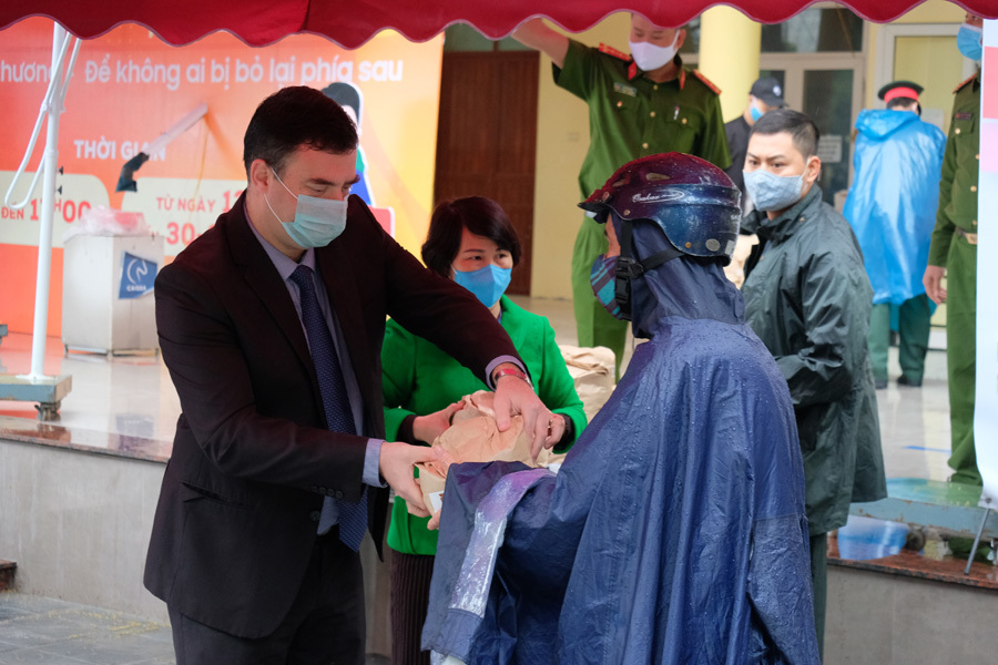 Đại sứ quán Israel tặng 1 tấn gạo cho ATM gạo ở Hà Nội