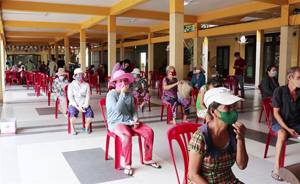 Zero-priced supermarket helps struggling locals in HCM City