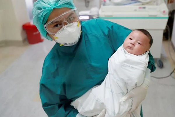 Trẻ sơ sinh 1 tháng tuổi chiến thắng Covid-19