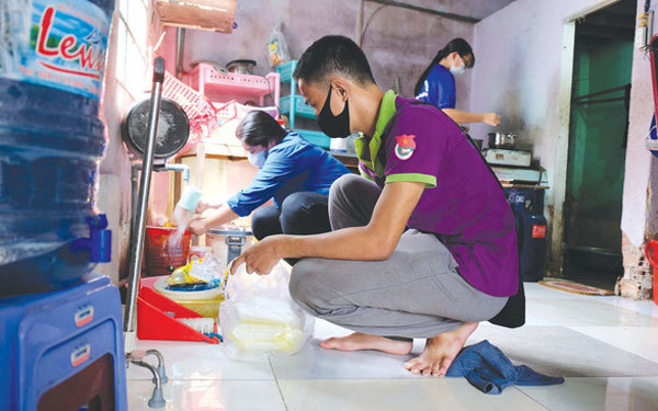 Youth volunteers join community work
