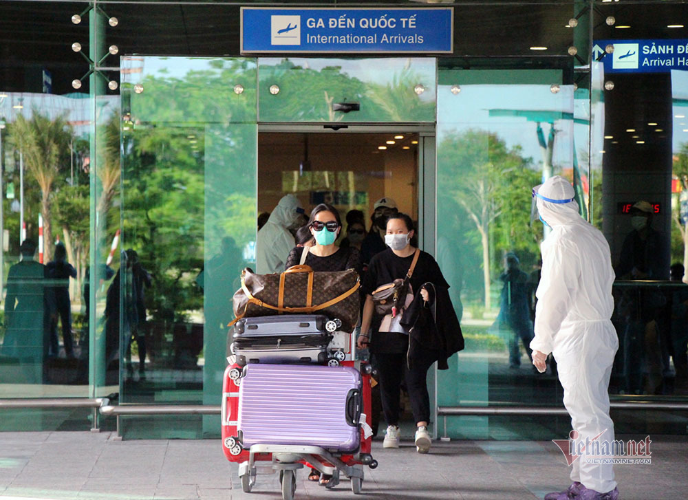 Chuyến bay đưa 215 người Việt từ Singapore về Cần Thơ