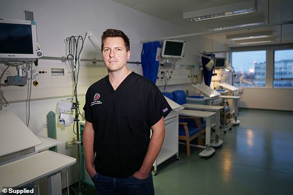 Chiếc sofa xanh giảm căng thẳng cho bác sĩ Anh trong dịch Covid-19