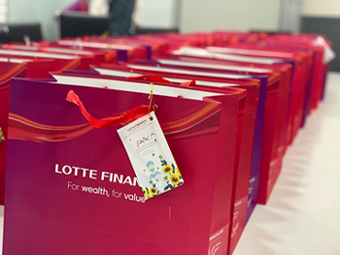 Lotte Finance tặng đồ dùng thiết yếu, trang phục bảo hộ chống dịch Covid-19