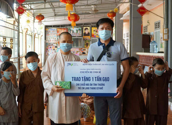 'Chuyến xe chia sẻ' của Bệnh viện JW đến với trẻ mồ côi Đồng Nai