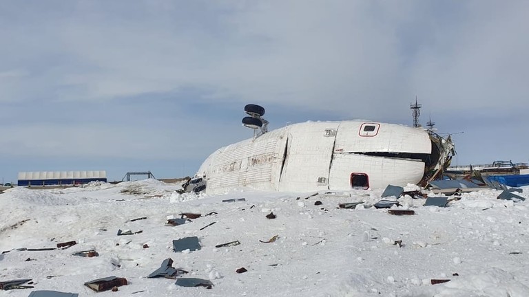 Trực thăng đứt lìa đuôi, cánh quạt nát vụn khi hạ cánh ở Siberia