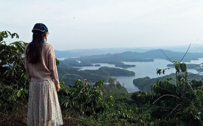 Sống tối giản 9 không, cô giáo Hà Nội bỏ lương cao về quê ủ phân trồng rau