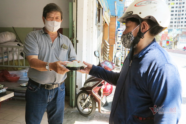 'Đồ từ thiện là của người nghèo, xin nhà giàu đừng nhận'