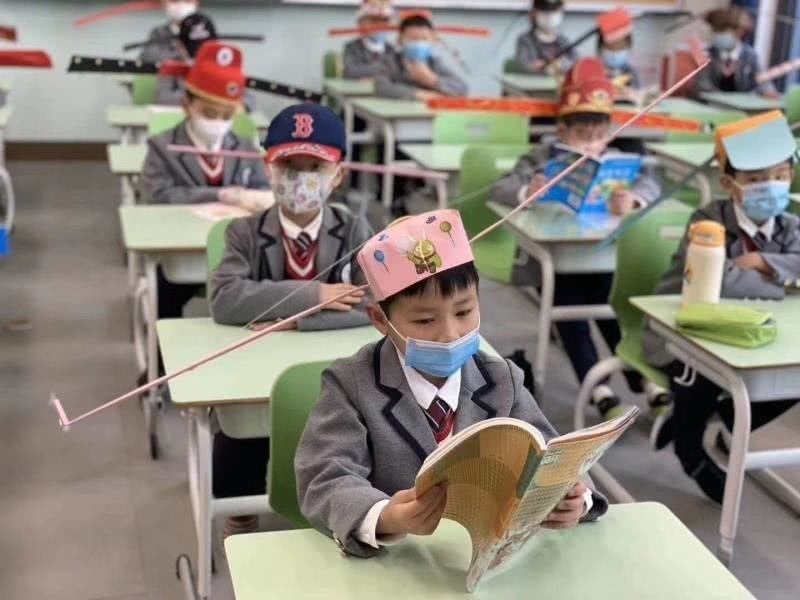Chiếc mũ giúp học sinh TQ ngồi cách nhau 1-2m