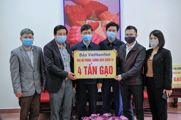 Báo VietNamNet trao tặng 4 tấn gạo cho tỉnh Hải Dương