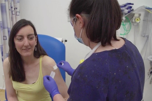 Người đầu tiên ở Anh tiêm vắc xin Covid-19 lên tiếng sau tin đồn ác ý